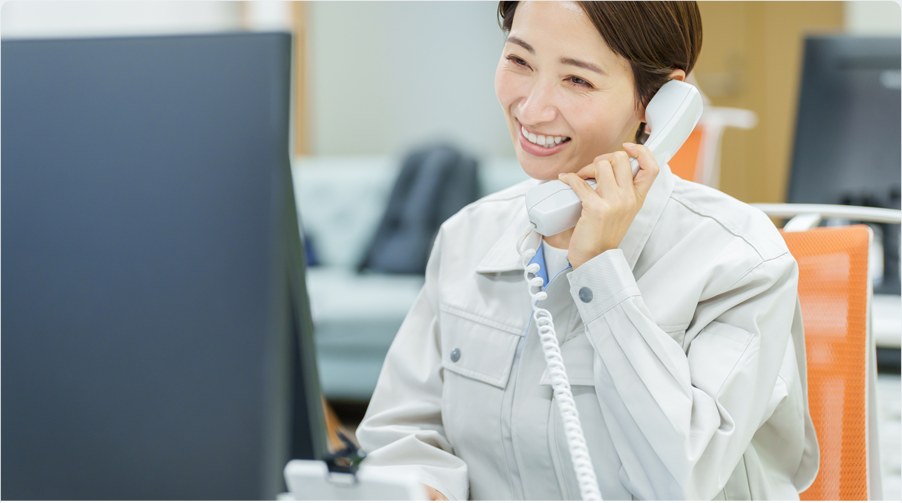 電話で相談を受けるオペレーター