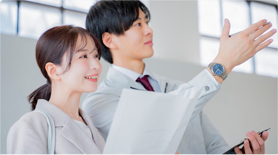 スタッフの説明を聞くお客様